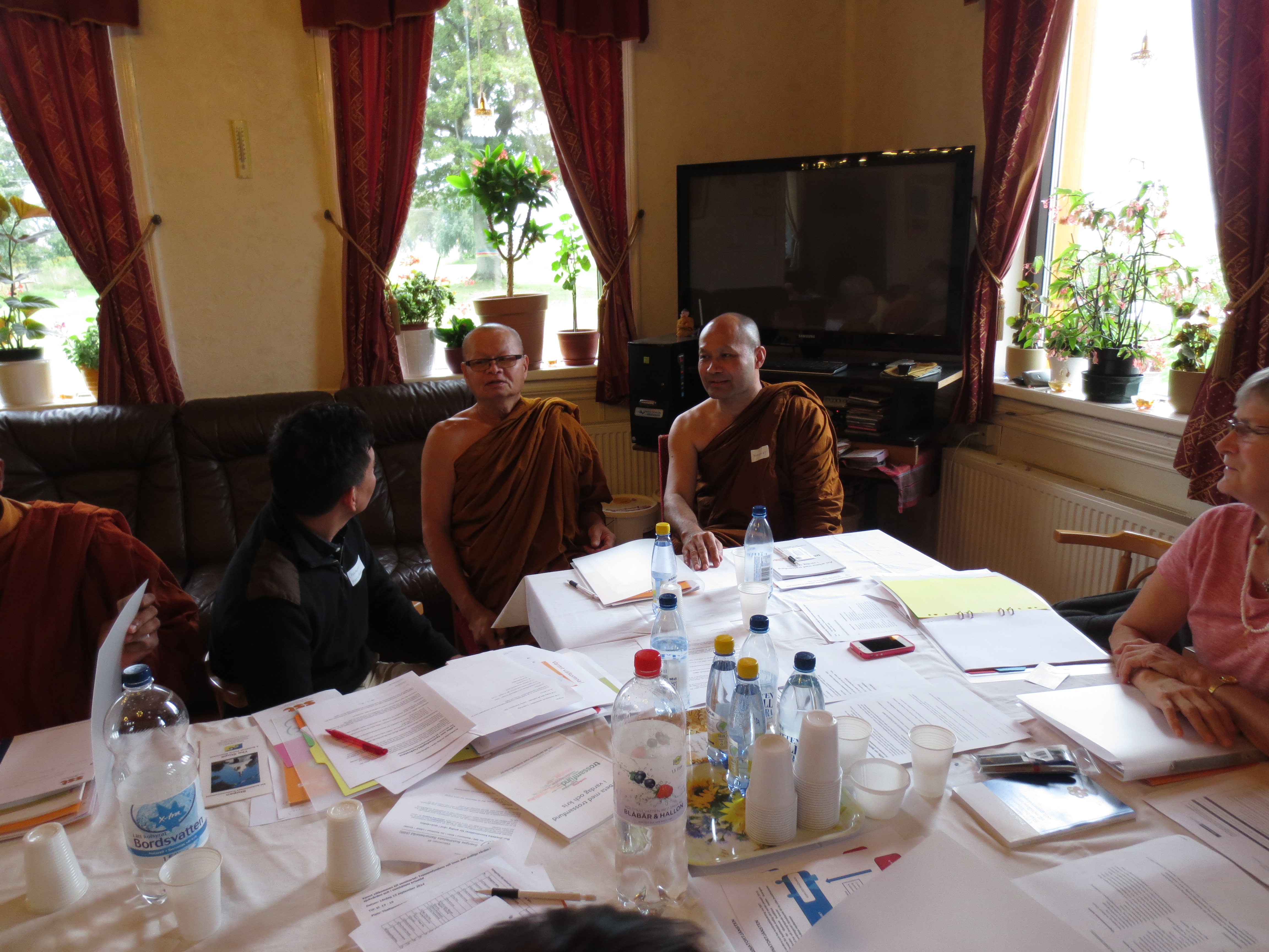 Tolken oversatter at Wat Sanghabaramees abbot, Phra Tonchai Hanpol.jpg
